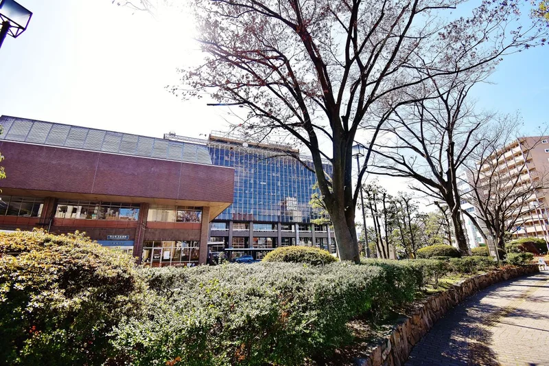 岡山市役所まで徒歩12分、950ｍ。