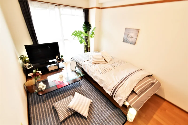 明るいインテリアが魅力の室内！　大き目のテレビもあり仕事終わりなどゆったりとお部屋でくつろいでいただけます♪
