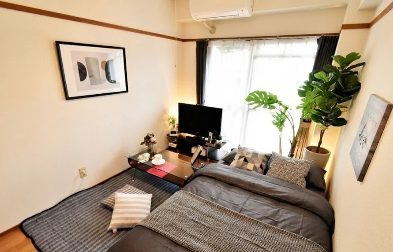 暖かい雰囲気のお部屋！自宅で暮らすようなゆったりとした空間が魅力的♪出張の方はもちろん、学生さんや観光でいらっしゃる方にもKマンスリーのお部屋は家具・家電・備品の充実度が高いため大変ご好評いただいております。※植木と額とクッションなどの装飾は写真用です。