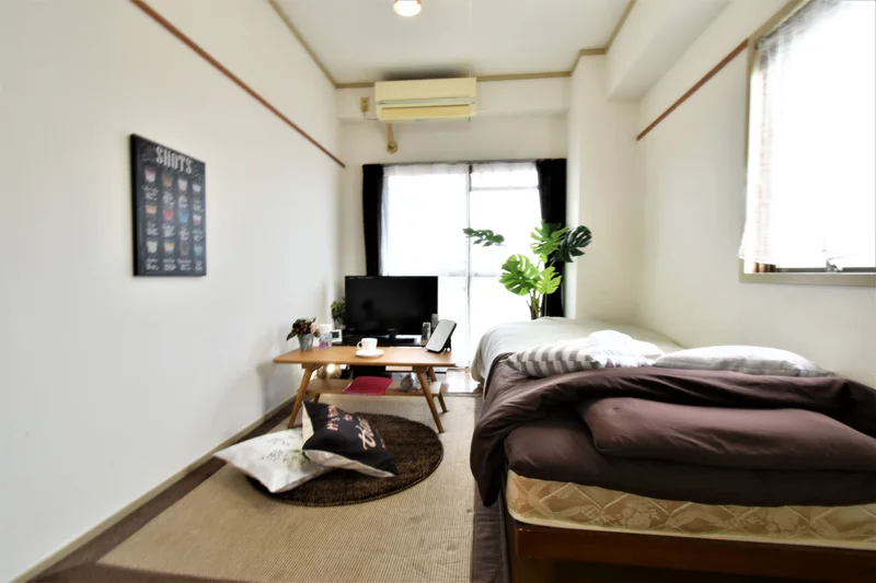 暖かい雰囲気のお部屋！自宅で暮らすようなゆったりとした空間が魅力的♪出張の方はもちろん、学生さんや観光でいらっしゃる方にもKマンスリーのお部屋は家具・家電・備品の充実度が高いため大変ご好評いただいております。