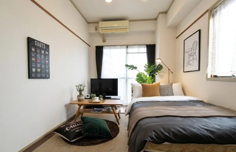 大き目なテレビがあり、ゆっくり寛げる空間となっております。家具家電だけでなく、ティッシュやリセッシュ等もご用意させてもらっているので非常にご満足度高くご利用いただいております！※植木と額とクッションなどは写真用です。