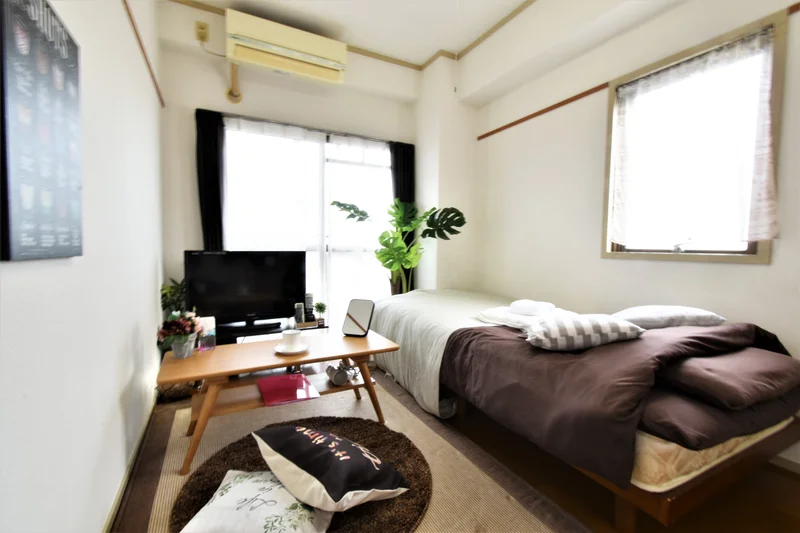 大き目なテレビがあり、ゆっくり寛げる空間となっております。家具家電だけでなく、ティッシュやリセッシュ等もご用意させてもらっているので非常にご満足度高くご利用いただいております！