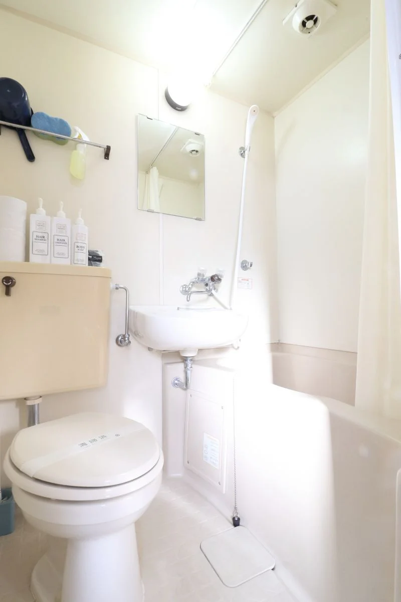 ささっとお風呂を済ませたい方にオススメのユニットバス！シャンプー・ボディーソープなど充実の品ぞろえです♪また、トイレブラシなど他では置いてない備品もご用意しておりますので、短期～長期でお住まいの方にも「あったら助かるものが多い」とご好評いただいております(^^♪