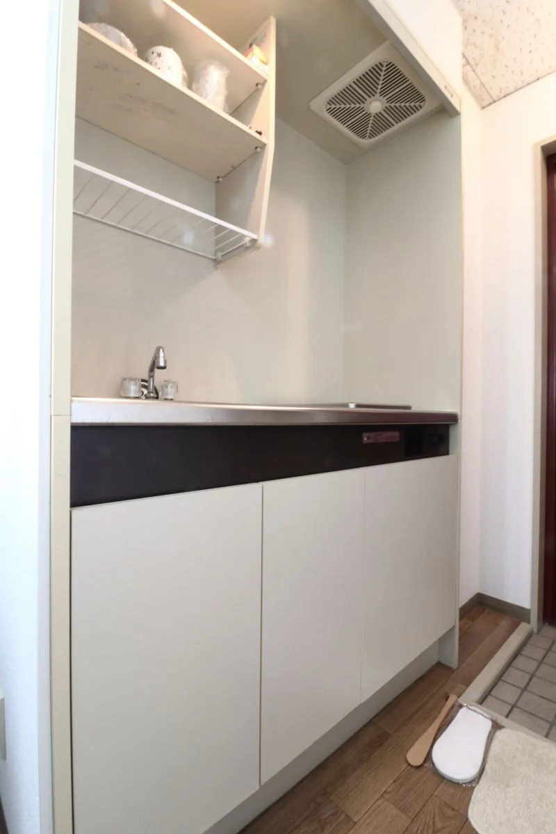 手入れが簡単なIHコンロですので常に綺麗好きの方にもオススメです。ご用意しているフライパンももちろんIH対応のものなので、入居してすぐ自炊も可能です♪