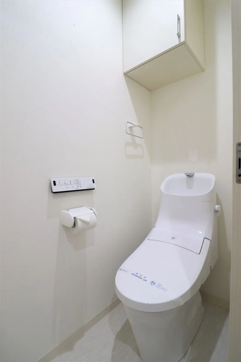 バストイレ別！トイレはなんとウォシュレット付き！トイレットペーパーやトイレブラシ等、他では置いてない備品も沢山ございますので短期～長期でお住まいの方にも「あったら助かるものが多い」と大変ご好評いただいております。