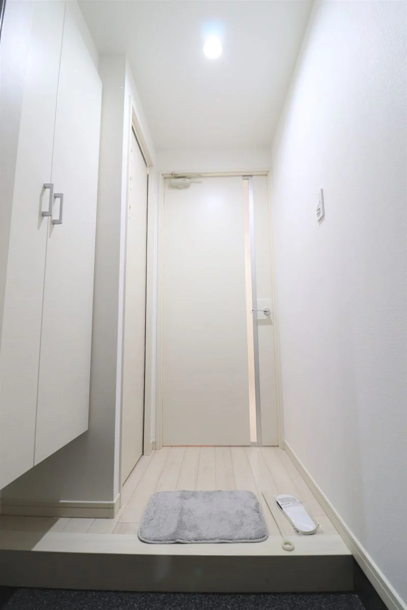 玄関は白を基調とした空間となっており、とてもお洒落♪大きなシューズボックスが備え付けられておりますので常に綺麗な状態でお使いいただけます(＾＾)