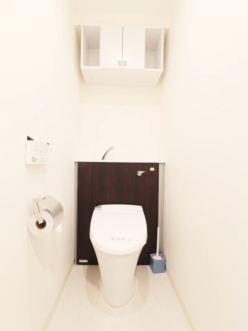 バストイレ別！トイレはなんとウォシュレット付き！トイレットペーパーやトイレブラシ等、他では置いてない備品も沢山ございますので短期～長期でお住まいの方にも「あったら助かるものが多い」と大変ご好評いただいております。