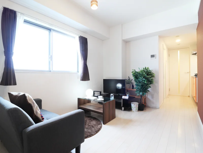 大き目なテレビやソファーがあり、ゆっくり寛げる空間となっております。家具家電だけでなく、ティッシュやリセッシュ等もご用意させていただいてますので、短期～長期でお住まいの方にもあったら助かるものが多いと、大変ご好評いただいております！！