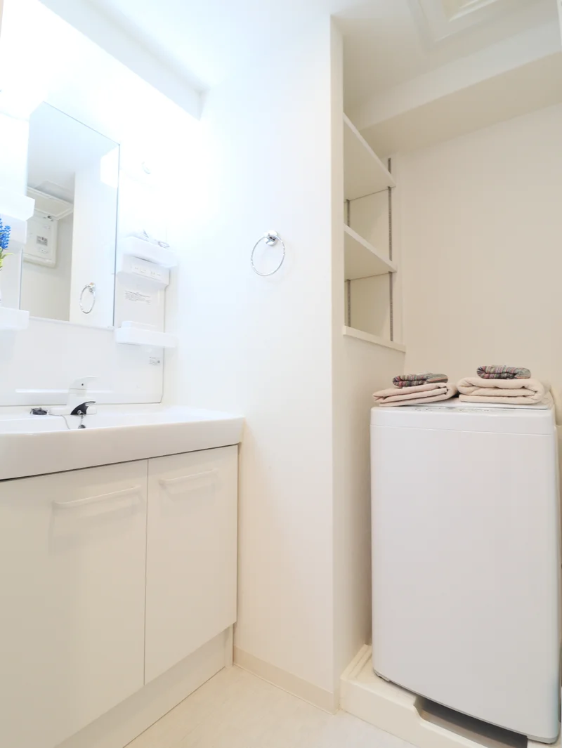 洗面所　独立洗面台付きで　朝自宅やお風呂上りに便利な設備！　女性にお勧め！