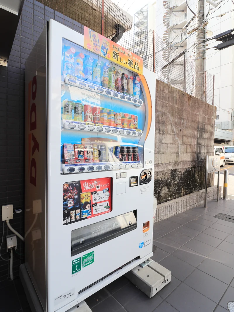 敷地内自販機　建物出てすぐにあります　コンビニに行かなくても飲み物を買えるので便利！