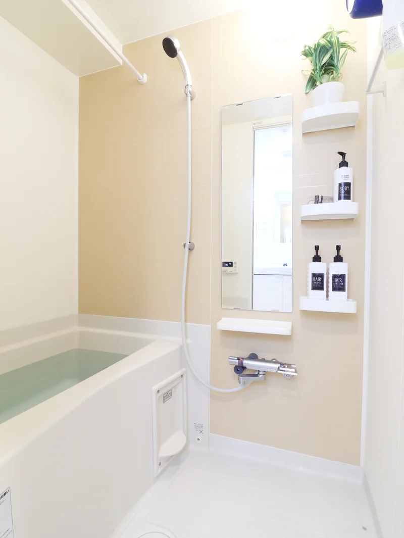 バストイレ別！シャンプーやボディーソープをご用意させていただいてるので入居してすぐ湯舟に浸かって疲れを癒すことができます！更に浴室乾燥機付き♪天気が悪い日でも洗濯ものを干すことができるなんて助かりますね(^^♪