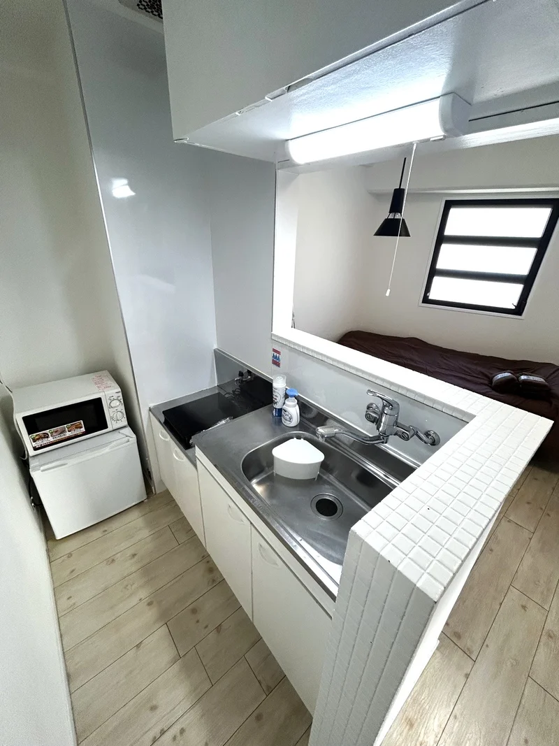 調理器具や食器類も多数ご用意し　手料理やコンビニやスーパーから買い物して簡単調理でもOK！