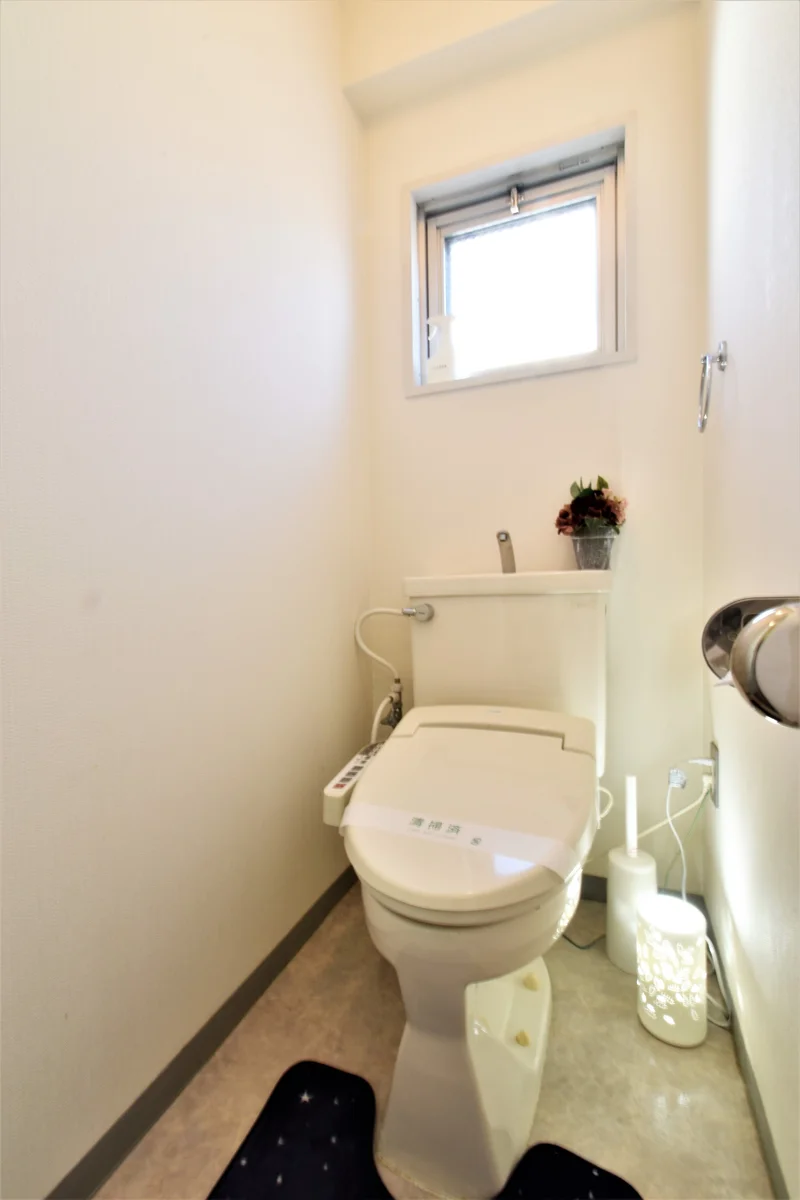 バストイレ別！トイレットペーパーも3ロールご用意しておりますので、短期から長期まで様々なお客様に安心してお使いいただけます。もちろん、トイレブラシもご用意しておりますので、いつでも清潔にご利用していただくことが出来ます！