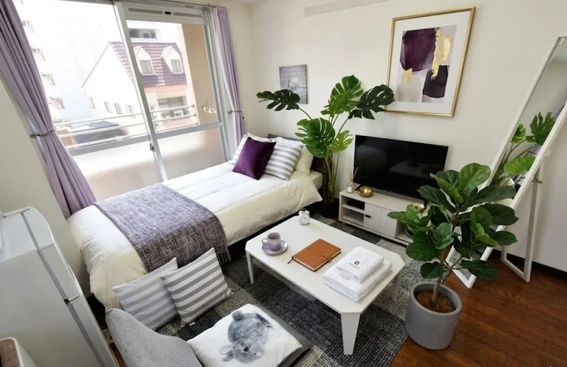 暖かい印象のお部屋です！自宅で暮らすようなゆったりとした空間が魅力的♪出張の方はもちろん、学生さんや観光でいらっしゃる方にもKマンスリーのお部屋は家具・家電・備品の充実度が高いため大変ご好評いただいております。※植木と額とクッションなどは写真用です。