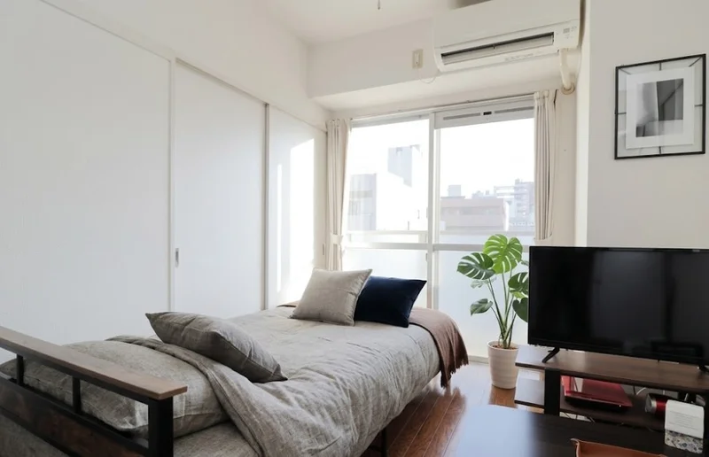 暖かい印象のお部屋です！自宅で暮らすようなゆったりとした空間が魅力的♪出張の方はもちろん、学生さんや観光でいらっしゃる方にもKマンスリーのお部屋は家具・家電・備品の充実度が高いため大変ご好評いただいております。※植木と額とクッションなどは写真用です。