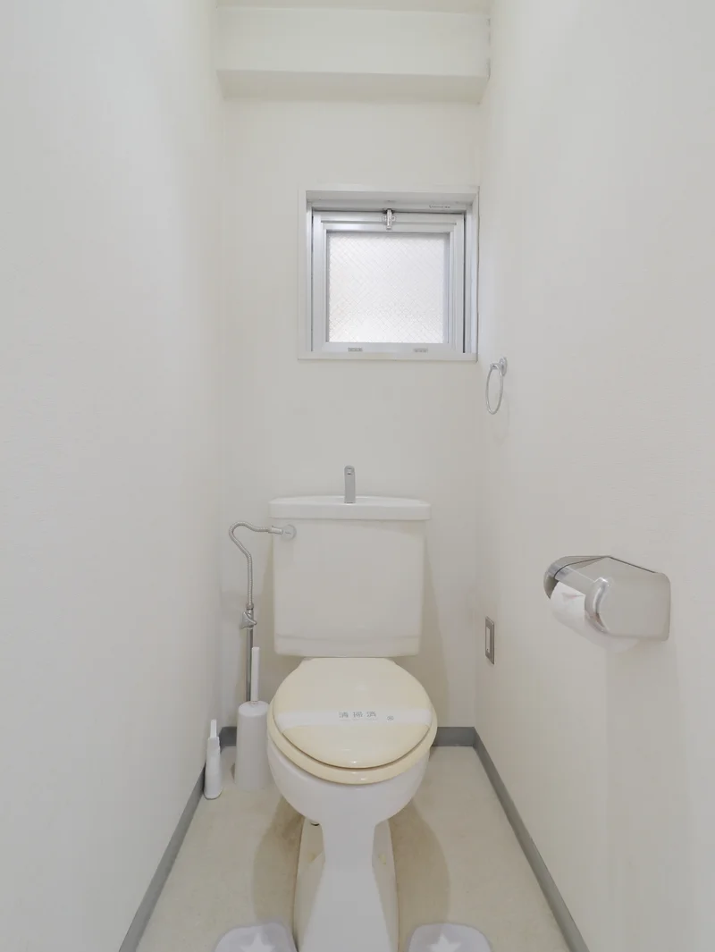 バストイレ別！トイレットペーパーも複数ご用意しておりますので、短期から長期まで様々なお客様に安心してお使いいただけます。もちろん、トイレブラシもご用意しておりますので、いつでも清潔にご利用していただくことが出来ます！