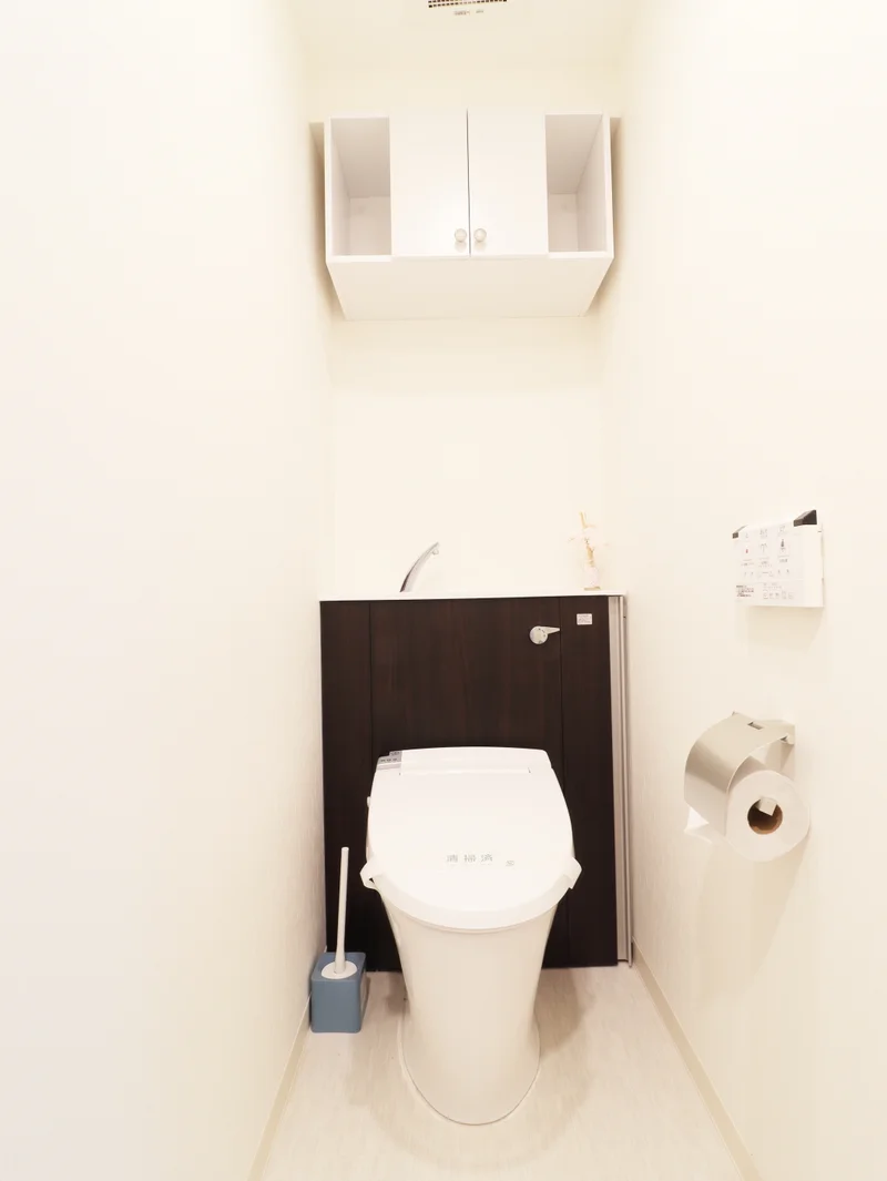 バストイレ別！トイレはなんとウォシュレット付き！トイレットペーパーやトイレブラシ等、他では置いてない備品も沢山ございますので短期～長期でお住まいの方にも「あったら助かるものが多い」と大変ご好評いただいております。