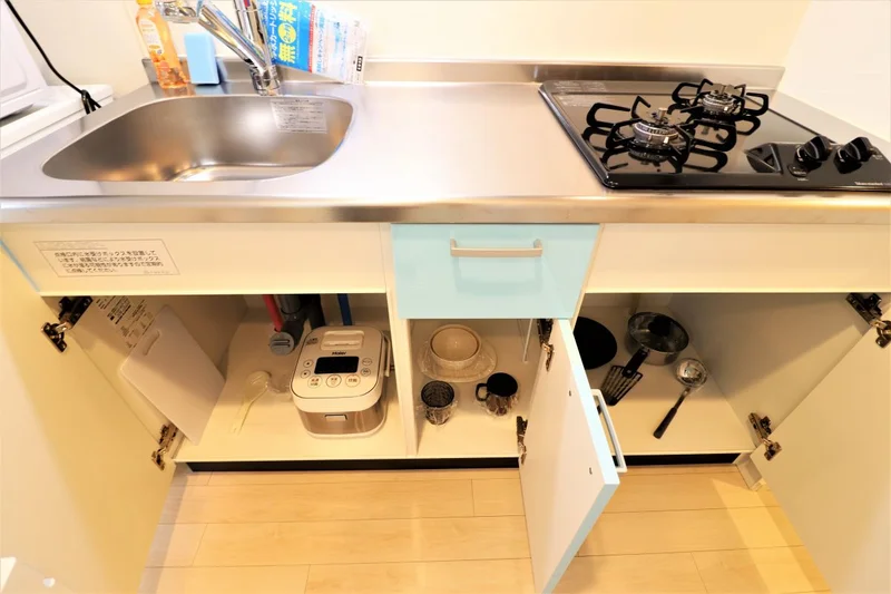 フライパン等調理器具だけでなく、お皿など料理に必要なもの一式ご用意させていただいております！炊飯器もございますのでお米さえ購入いただければ、いつも炊き立てのご飯をたべることができます♪