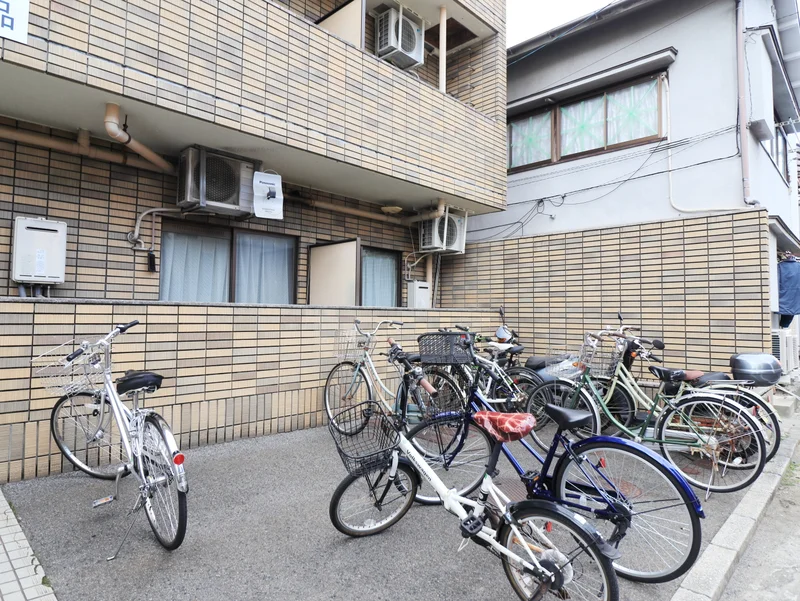敷地内駐輪場（自転車で会社や学校へ通うことも可能です）