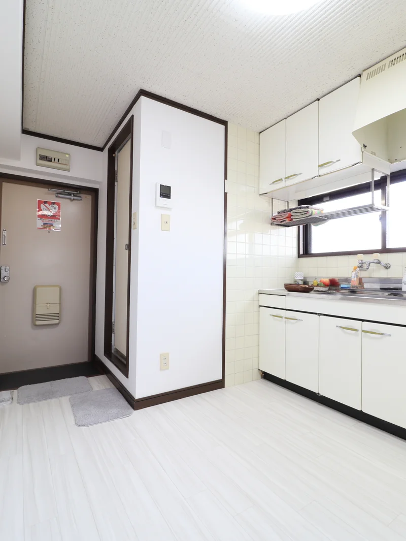 白を基調とした明るい空間となっております。使い捨てスリッパだけでなく、靴ベラなど備品も充実！