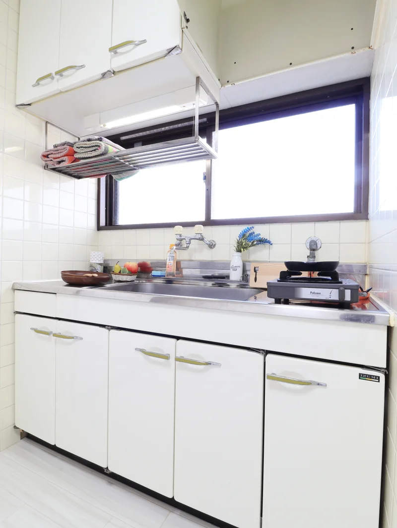 1口ガスコンロ付き！フライパンなどの調理器具、お皿はもちろん炊飯器やケトルもご用意しておりますので自炊も可能です♪