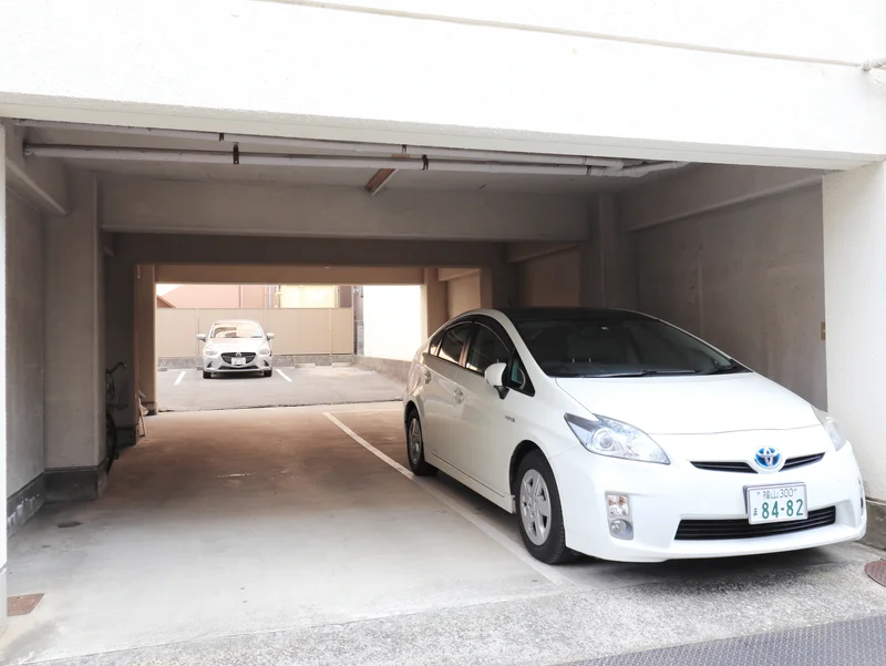 近隣駐車場入り口（2100高さ制限あり）