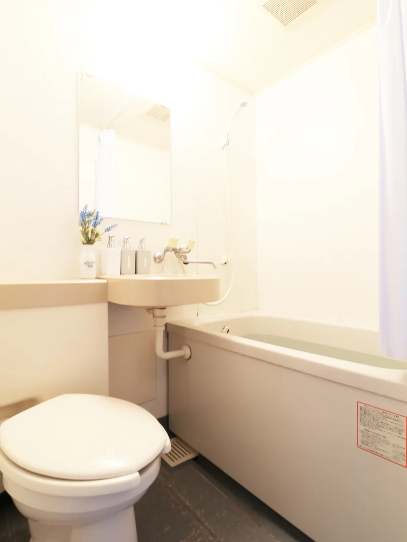 ささっとお風呂を済ませたい方にオススメのユニットバス！シャンプー・ボディーソープなど充実の品ぞろえです♪また、トイレブラシなど他では置いてない備品もご用意しておりますので、短期～長期でお住まいの方にも「あったら助かるものが多い」とご好評いただいております(^^♪