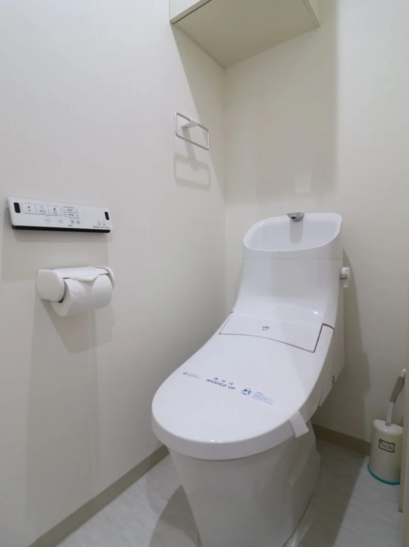 バストイレ別！トイレはなんとウォシュレット付き！トイレットペーパーやトイレブラシ等、他では置いてない備品も沢山ございますので短期～長期でお住まいの方にも「あったら助かるものが多い」と大変ご好評いただいております。