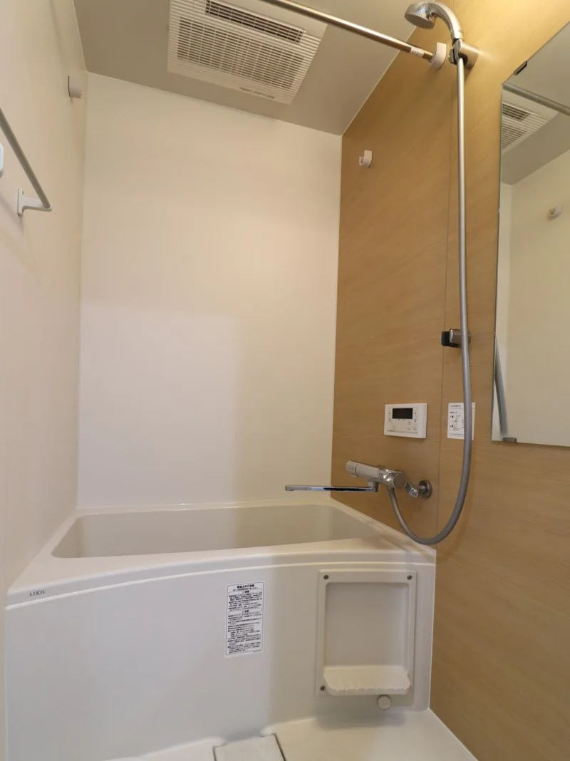 バストイレ別！シャンプーやボディーソープをご用意させていただいてるので入居してすぐ湯舟に浸かって疲れを癒すことができます！更に浴室乾燥機付き♪天気が悪い日でも洗濯ものを干すことができるなんて助かりますね(^^♪