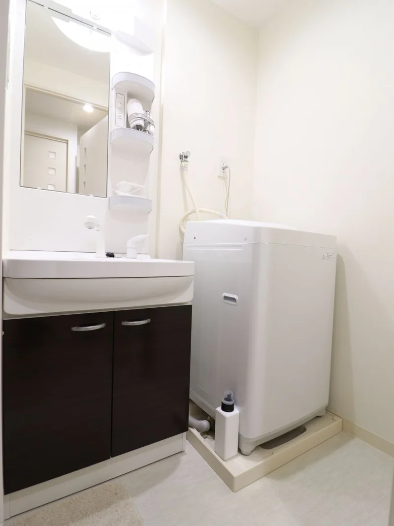 忙しい朝でも余裕をもって身だしなみが整えることができる独立洗面台！室内洗濯機なので天気が悪い日でも洗濯することができます。また、洗濯洗剤もご用意しておりますので、入居即日に洗濯可能です♪