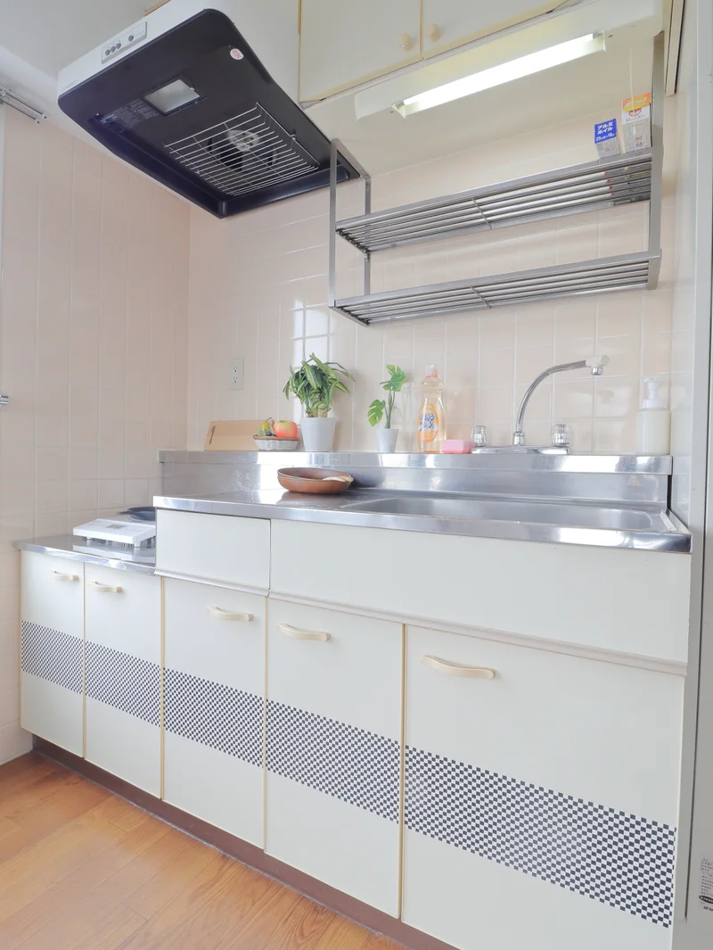 キッチンはIH1口で安心調理可能！！家電は、冷蔵庫・電子レンジ・電気ケトル・炊飯器など充実完備！　キッチン器具も充実しており　包丁やまな板・箸やフォーク・スプーン・フライパンなどを取り揃えております☆当然　お皿もありますよ！詳しくは設備や備品一覧をご覧ください！