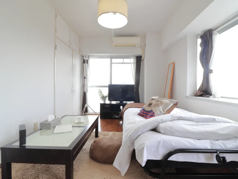 大き目なテレビがあり、ゆっくり寛げる空間となっております。家具家電だけでなく、ティッシュやリセッシュ等もご用意させてもらっているので非常にご満足度高くご利用いただいております！