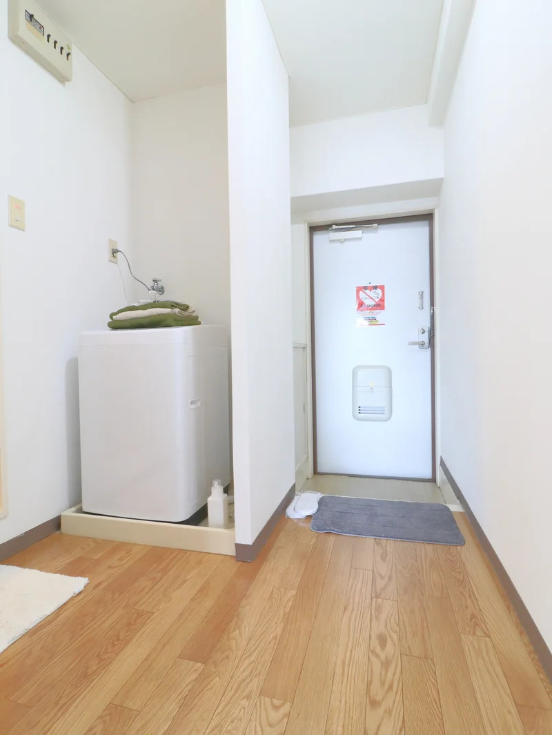洗濯機付きでご自宅にいるような感じでお住まい頂けます♪天気を気にしなくて良い室内洗濯機！洗剤もご用意しておりますので、即日洗濯可能です。