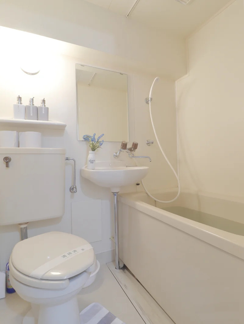 ユニットバスにて、シャンプー・コンディショナー・ボディーソープ・ハンドソープ完備です！さらに　ボディータオルもございます！安らぎを♪長期ご利用の方も安心！　お風呂洗剤もあるので綺麗に保ち　長期滞在も快適にお過ごしいただけます！