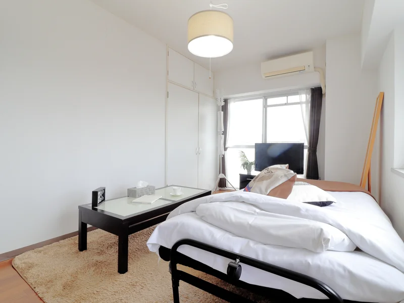 暖かい雰囲気が魅力的な1R！家具家電付きで入居されたその日から自宅のようにくつろいでいただける空間となっております。収納スペースもございますので、ぜひご利用ください(^^♪