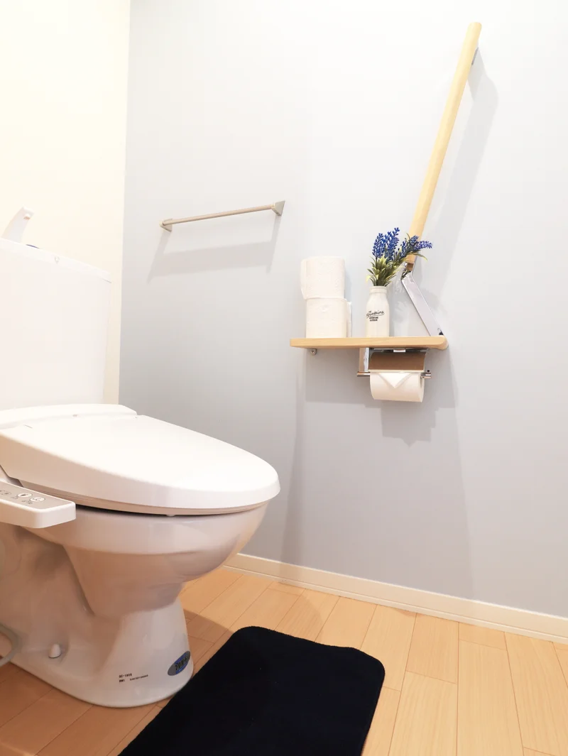 バストイレ別！トイレはなんとウォシュレット付き！トイレットペーパーやトイレブラシ等、他では置いてない備品も沢山ございますので短期～長期でお住まいの方にも「あったら助かるものが多い」と大変ご好評いただいております。