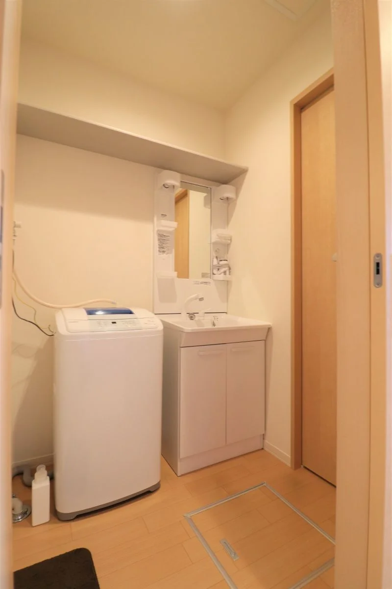 忙しい朝でも余裕をもって身だしなみが整えることができる独立洗面台！室内洗濯機なので天気が悪い日でも洗濯することができます。また、洗濯洗剤もご用意しておりますので、入居即日に洗濯可能です♪