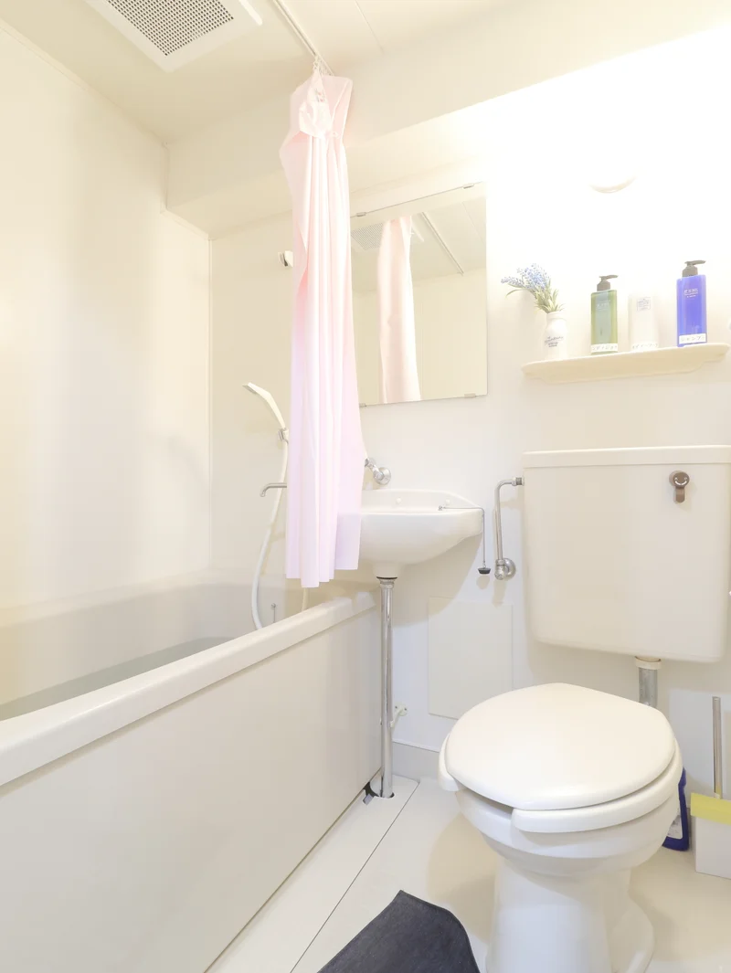 ユニットバスにて、シャンプー・コンディショナー・ボディーソープ・ハンドソープ完備です！さらに　ボディータオルもございます！安らぎを♪長期ご利用の方も安心！　お風呂洗剤もあるので綺麗に保ち　長期滞在も快適にお過ごしいただけます！