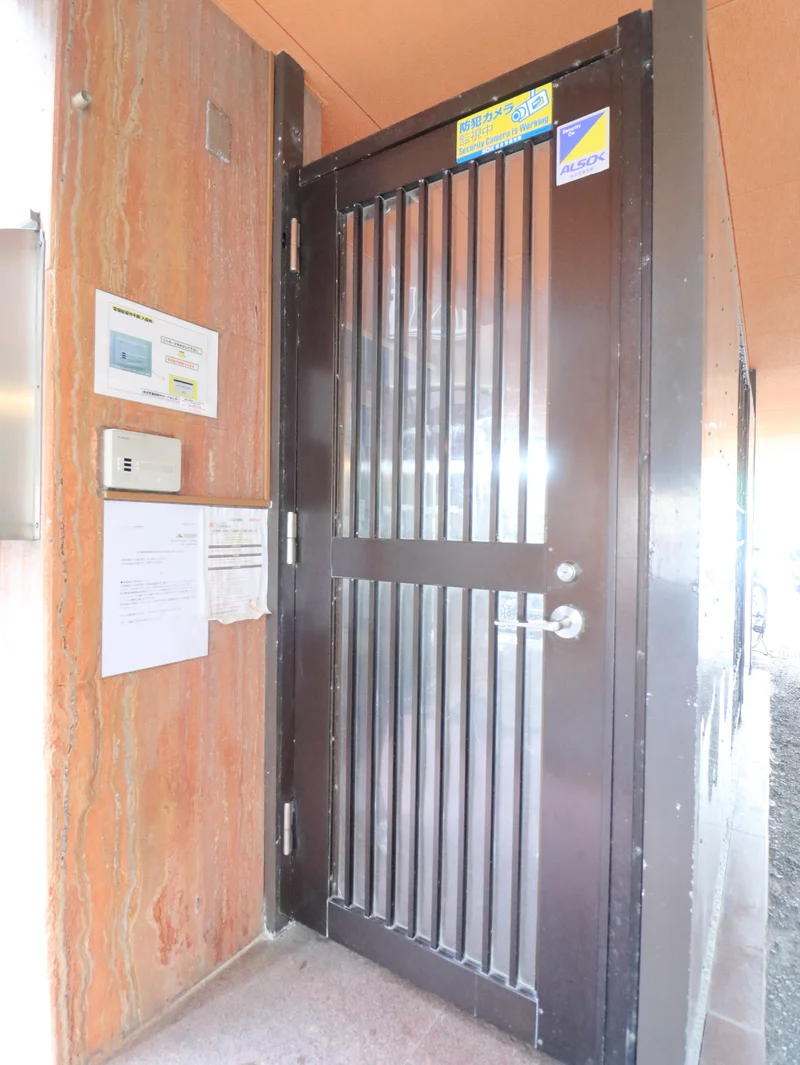 オートロックのインターホン付きなのでセキュリティが気になる方も安心してご入居いただけます(^_-)-☆