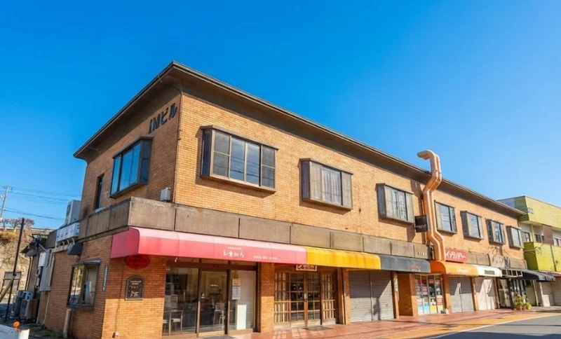 スーパーのアルク長府土居店とセブンイレブンが目の前にございますので買い物などラクラク♪　下関中土居郵便局で郵便や配送もできるので便利です！！！　自転車利用の方は　自転車おおたにさんもべんりかもしれません！