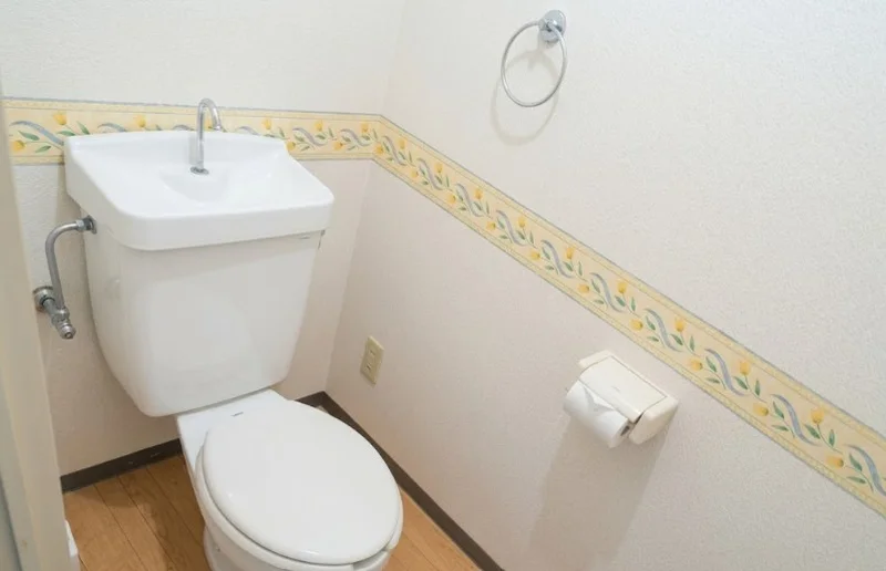 バストイレ別！トイレットペーパーやトイレブラシ等、他では置いてない備品も沢山ございますので短期～長期でお住まいの方にも「あったら助かるものが多い」と大変ご好評いただいております。