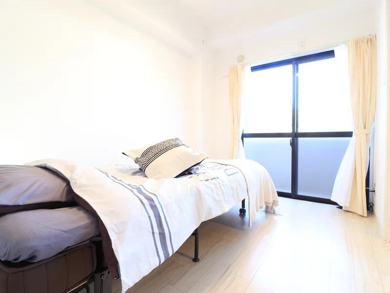 寝室は別部屋で生活空間とセパレートされた落ち着いた空間！　夜はゆったりとお休みいただけます