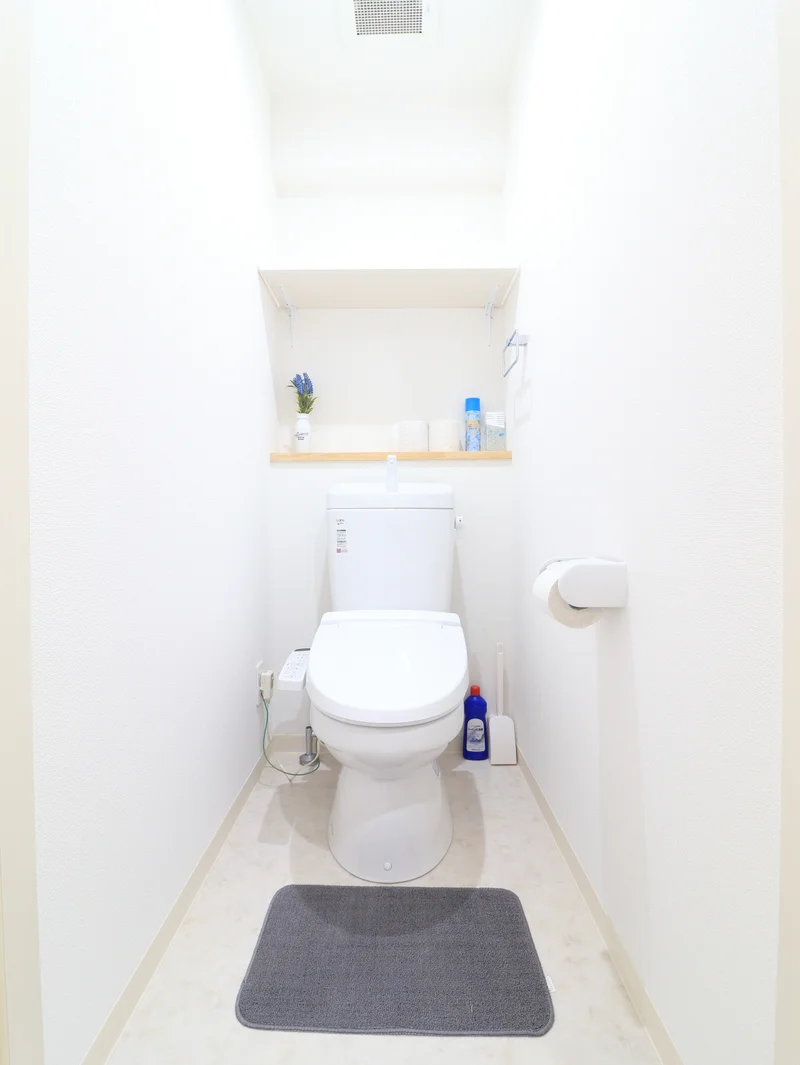 清潔なウォシュレット付きトイレ(^^♪　トイレブラシや洗剤などすべて標準品です！