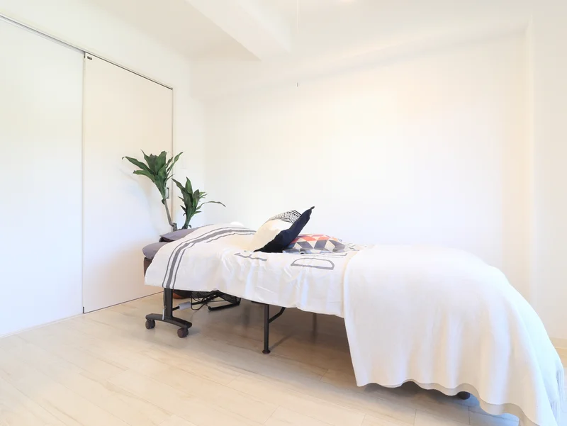 写真はお一人様用ベッドですが、寝具も別にご用意が可能ですのでお二人様でもご入居できます！！