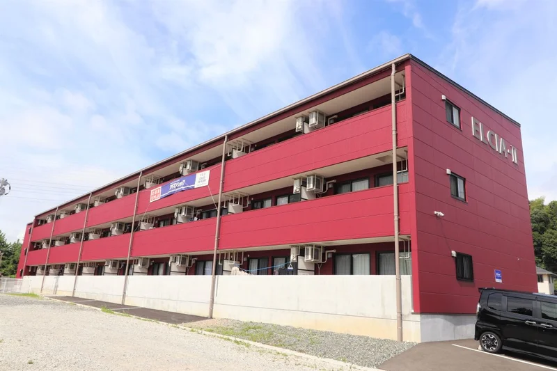 長府駅近くで駐車場付き物件のハイグレード物件です♪　工場や会社出張の方に便利な立地で車移動にも適しています♪