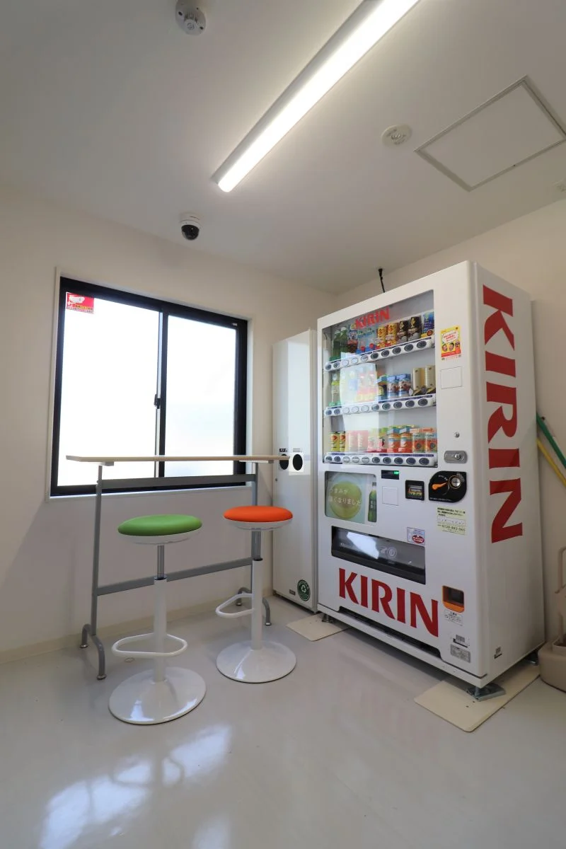 共用部に自販機があります！！夜遅くてもすぐ飲み物が買えるのは嬉しいポイントですね(^^)/