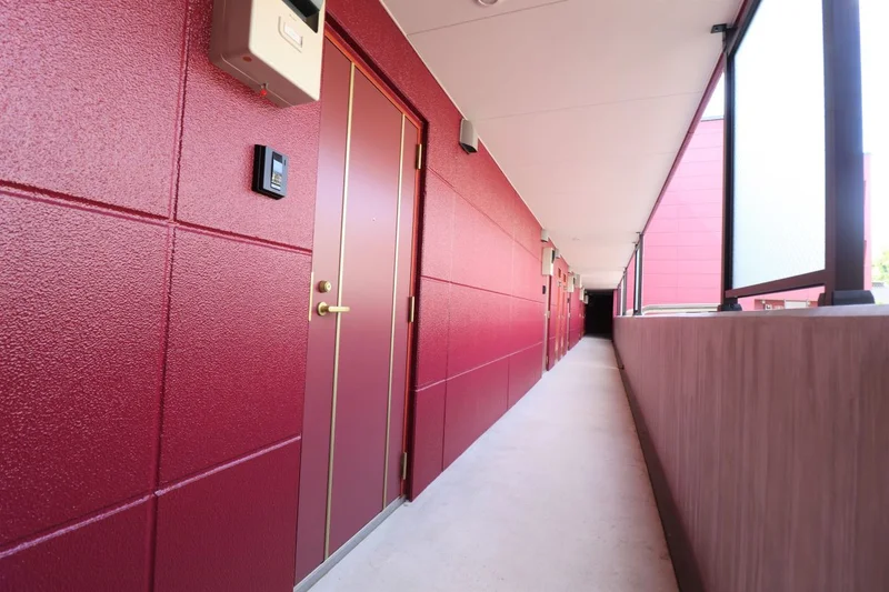 玄関前も元気な赤色！！防犯面も安心です(^^)