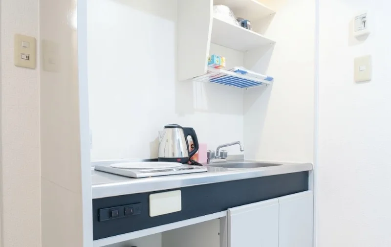 キッチンはお掃除する際に便利なＩＨ♪フライパンや鍋などの調理器具だけでなく、コップやお皿などもご用意しておりますので食材さえご用意いただければ、即日自炊可能です！