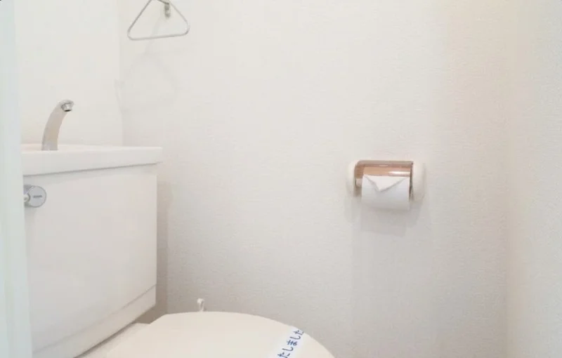 バストイレ別！トイレットペーパーやトイレブラシ等、他では置いてない備品も沢山ございますので短期～長期でお住まいの方にも「あったら助かるものが多い」と大変ご好評いただいております。