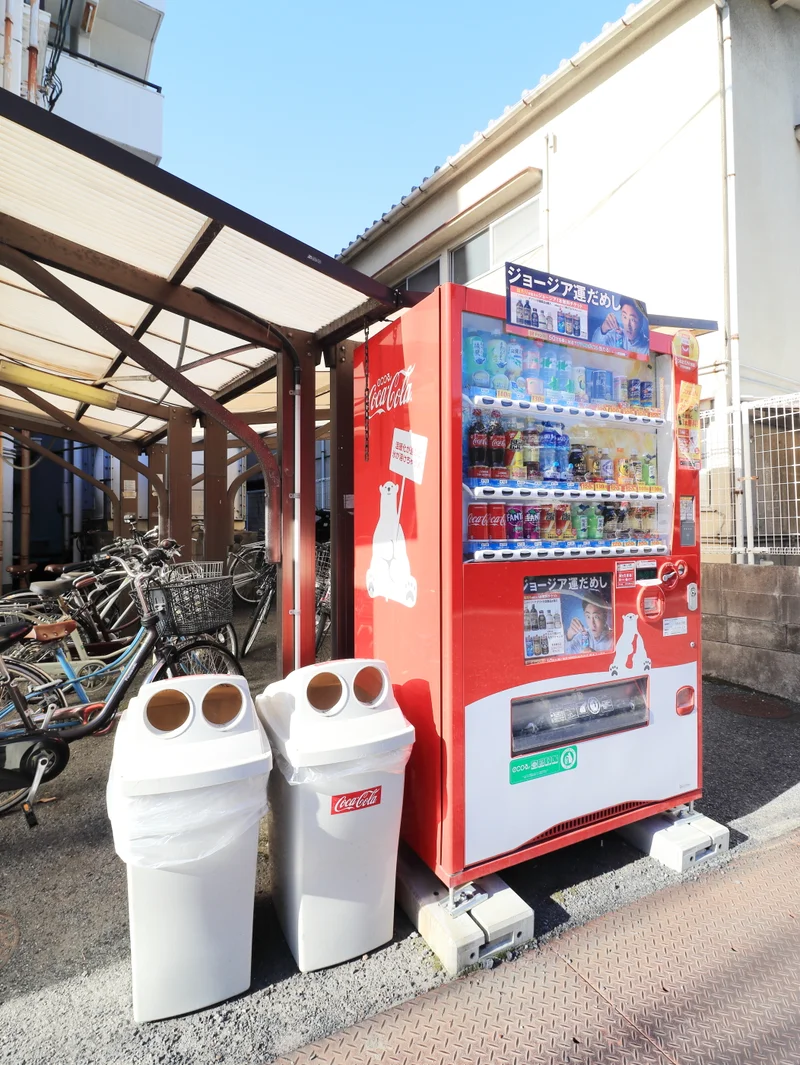 敷地内自販機　コンビニに行かなくても飲み物がすぐに手に入るので便利です！